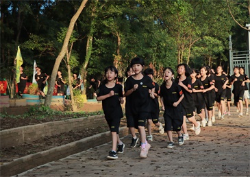 赣州中小学生军事夏令营挑战自我