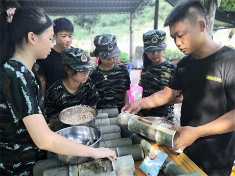 2020年猎豹特训军事夏令营竹筒饭制作中.jpg